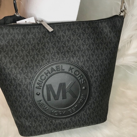 NEW MICHAEL KORS BLACK BUCKET MESSENGER FULTON - Picture 5 of 8